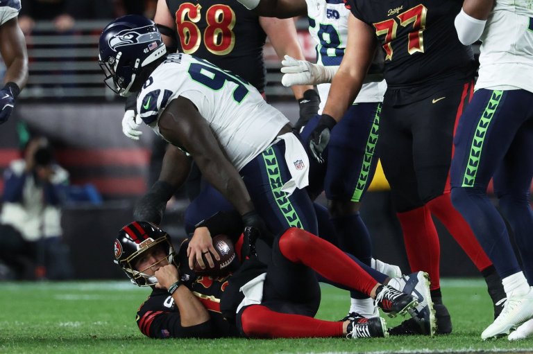49ers' offense goes silent against Seahawks, costing them NFC's No. 1 seed | iNFOnews.ca