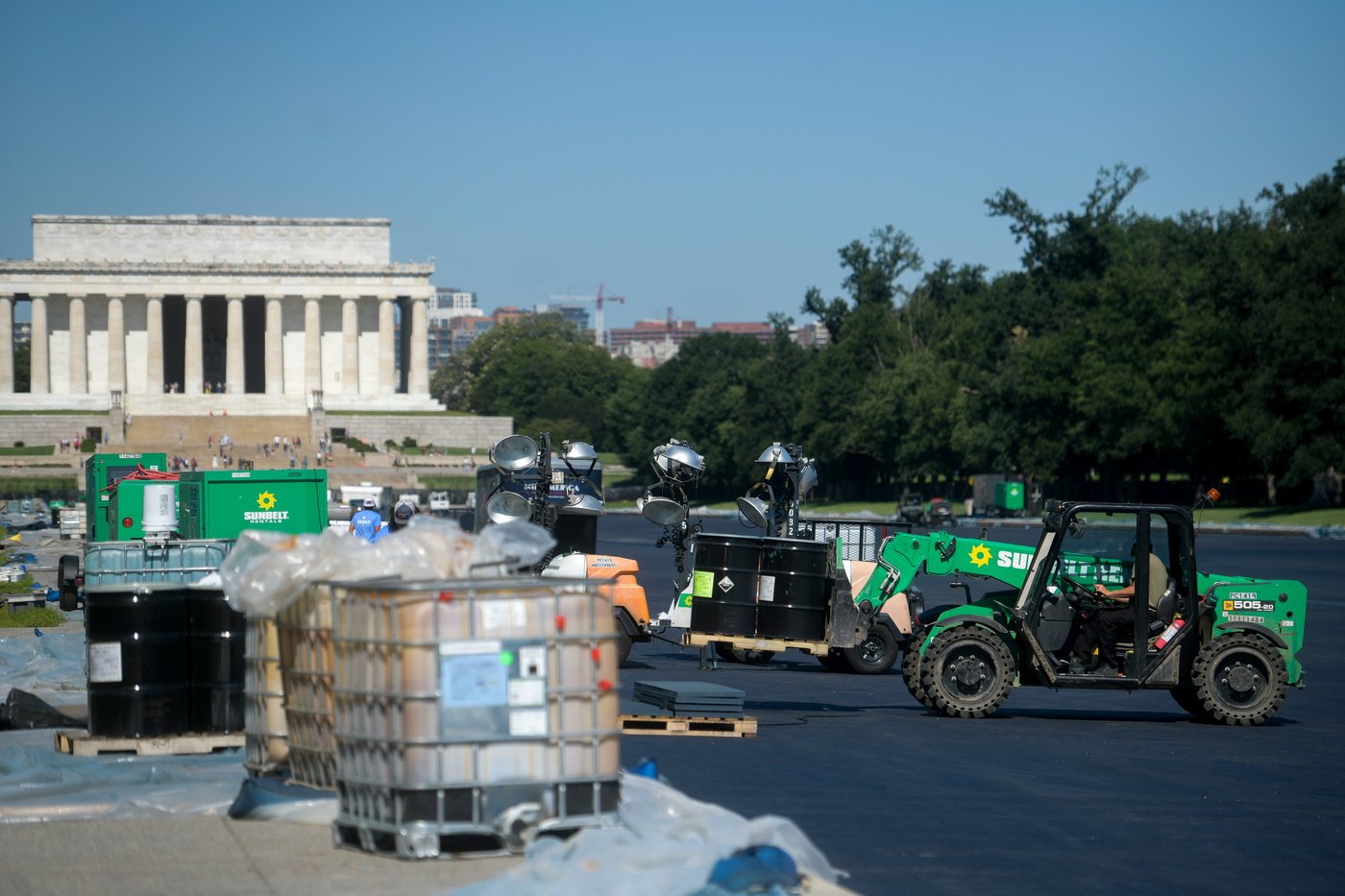 Water begins refilling Reflecting Pool after Trump's renovation to repaint it 'American flag blue' | iNFOnews.ca Water begins refilling Reflecting Pool after Trump's renovation to repaint it 'American flag blue' | iNFOnews.ca