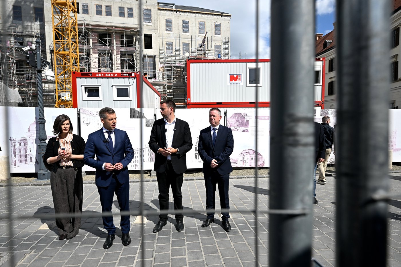 Hungary's new PM symbolically removes fences erected around Orbán's former offices | iNFOnews.ca Hungary's new PM symbolically removes fences erected around Orbán's former offices | iNFOnews.ca