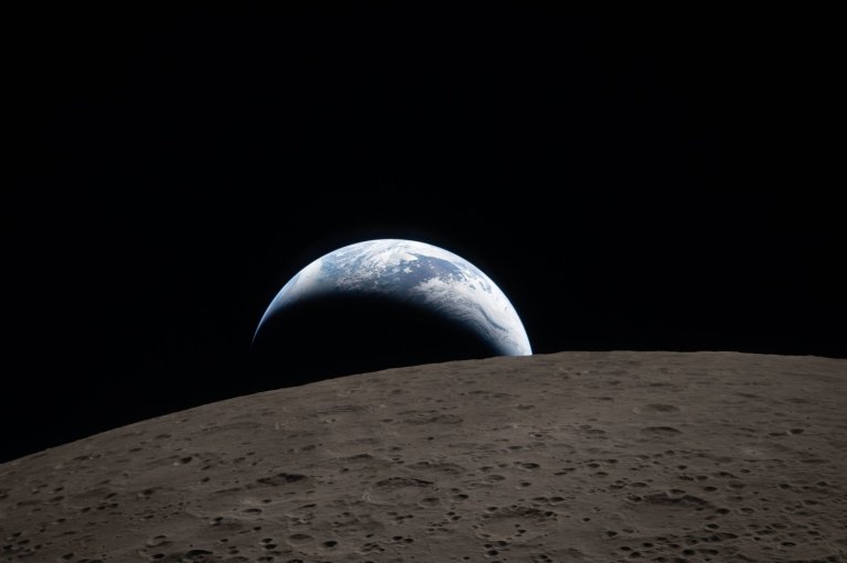 Artemis II astronauts channel Apollo 8 with a striking Earthset photo | iNFOnews.ca