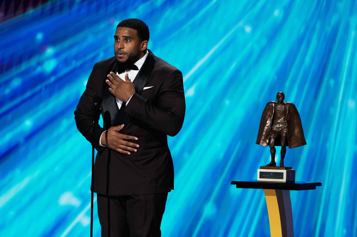Commanders star Bobby Wagner named Walter Payton NFL Man of the Year, honors mother lost to stroke | iNFOnews.ca Commanders star Bobby Wagner named Walter Payton NFL Man of the Year, honors mother lost to stroke | iNFOnews.ca