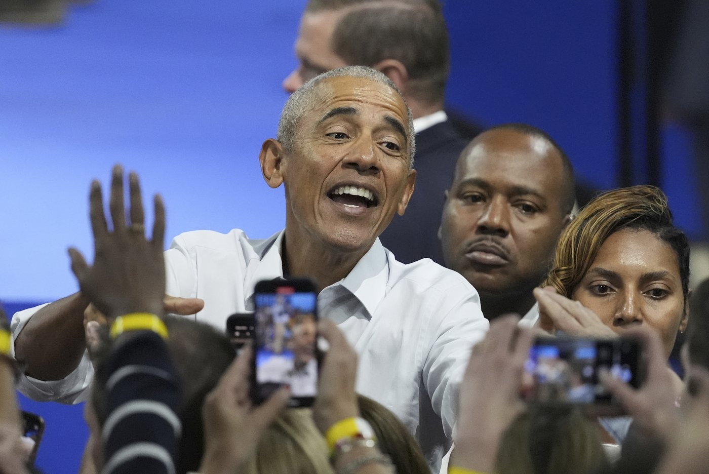 Obama and Walz urge Democrats to vote early in battleground Wisconsin | iNFOnews.ca