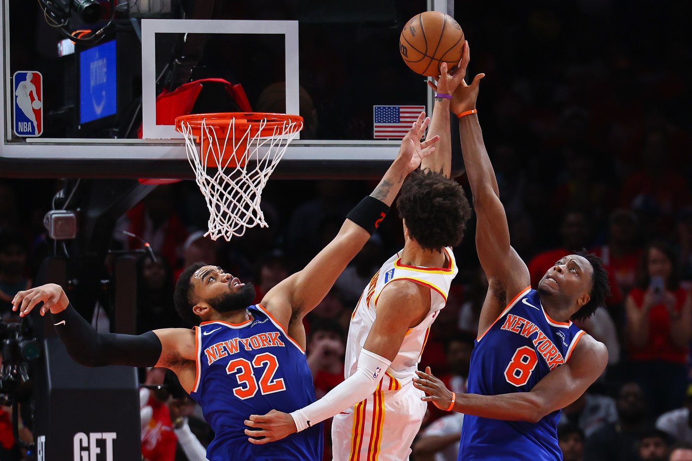 Towns has a triple-double and the Knicks beat the Hawks 114-98 to tie the series at 2-2 | iNFOnews.ca