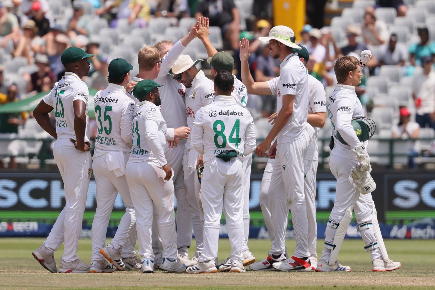 Harmer shines as South Africa wins 3rd cricket test against Australia to claim series 2-1 | iNFOnews.ca