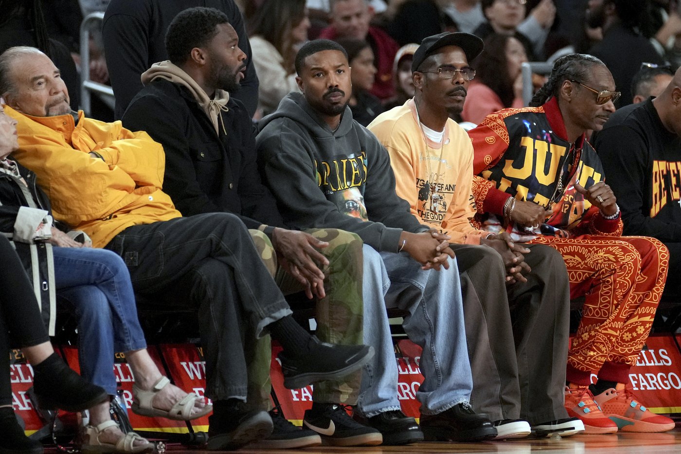 Michael B. Jordan uses timeout at women's college basketball game to sign smoldering photo | iNFOnews.ca