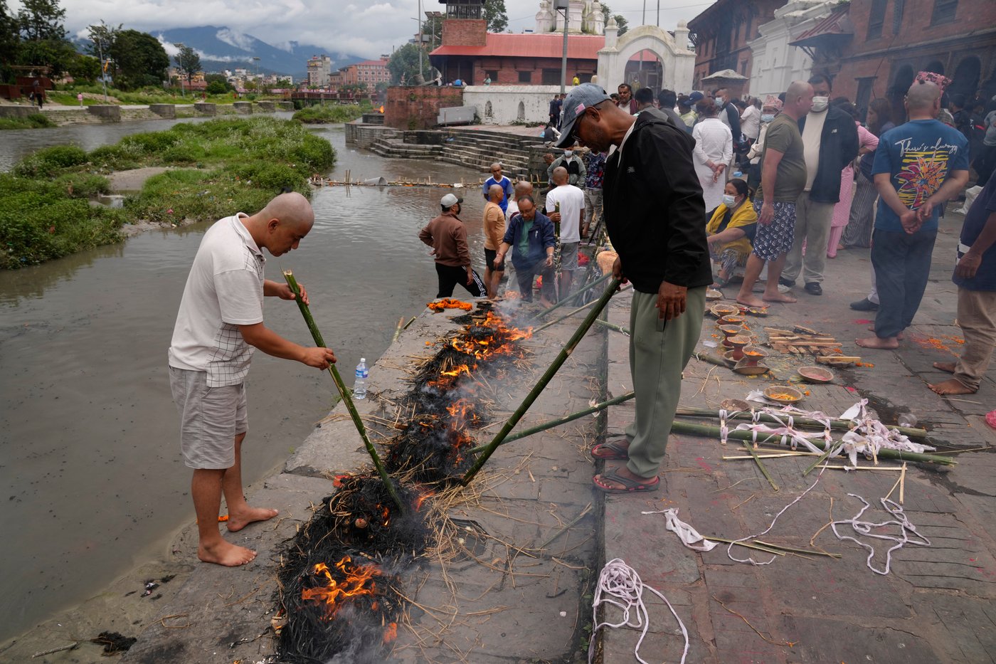 Symbolic funerals held in Nepal for those feared lost as some missing tourists make contact | iNFOnews.ca
