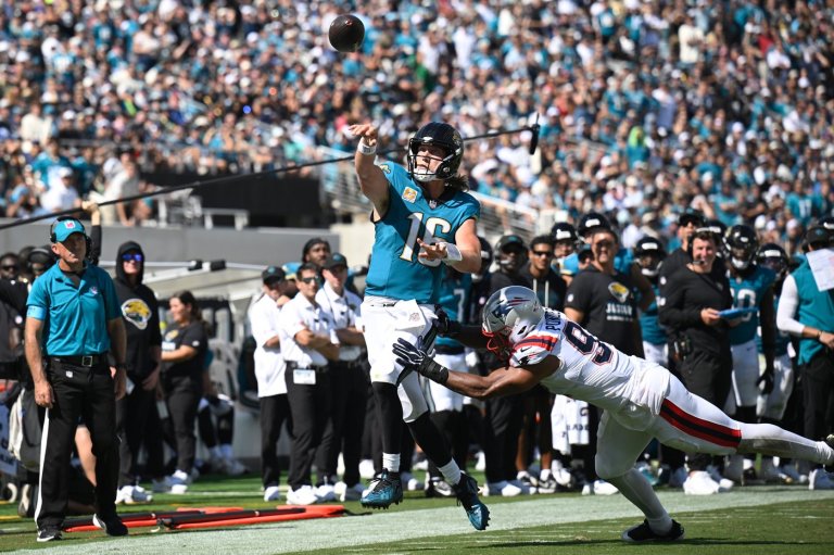 Lawrence throws 3 TD passes as Jaguars rout Patriots and raise more questions about Maye | iNFOnews.ca
