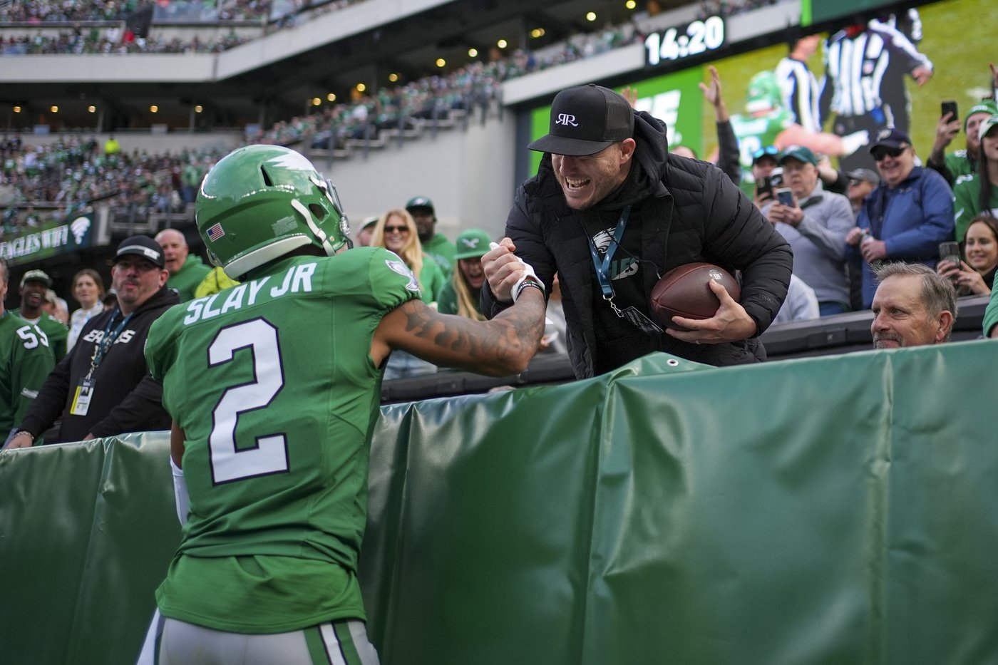 Saquon Barkley tops 2,000 yards rushing as Eagles beat Cowboys 41-7 to clinch NFC East | iNFOnews.ca
