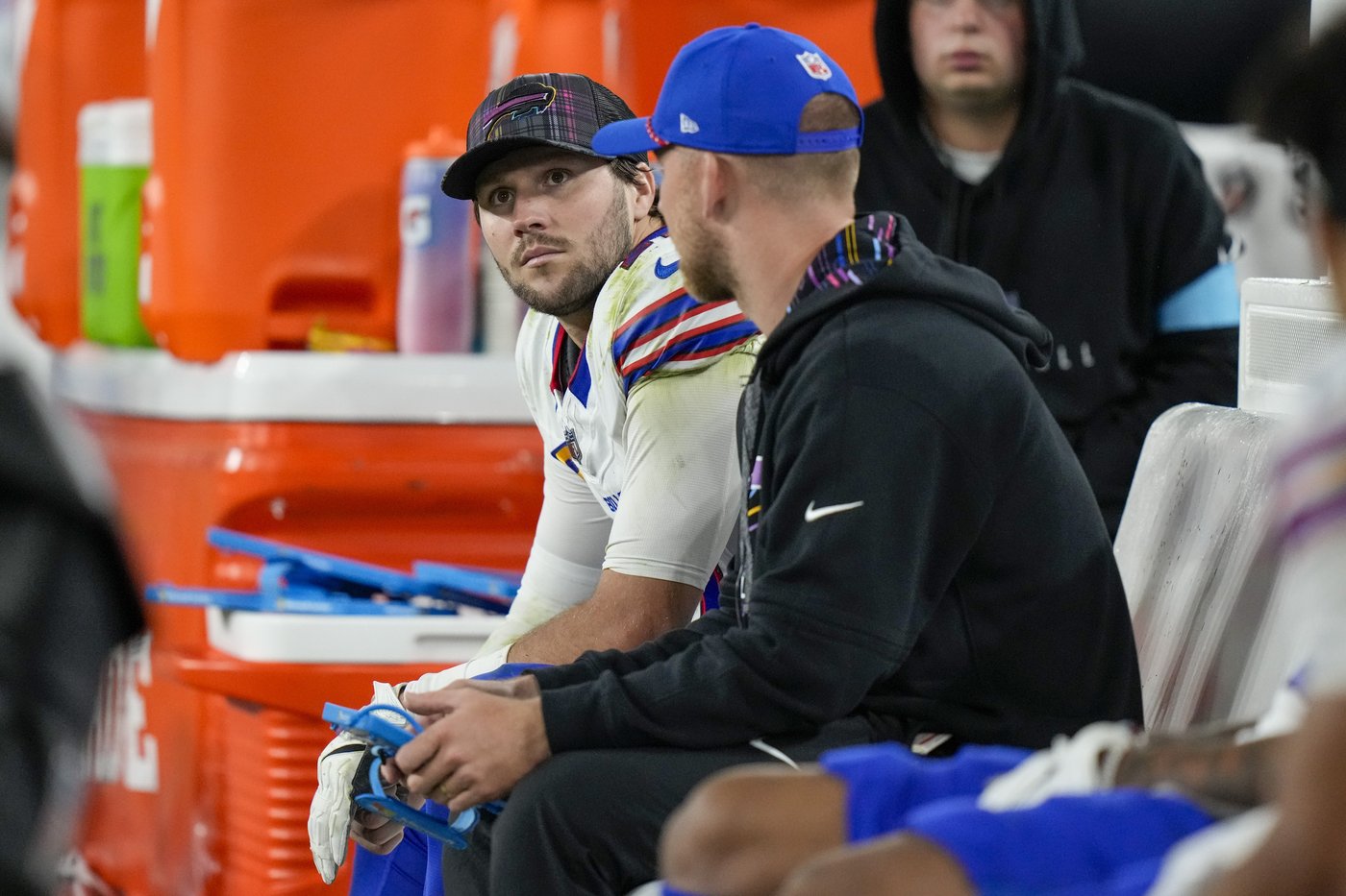 Henry runs for 199 yards and Jackson has 3 TDs as Ravens rout previously unbeaten Bills 35-10 | iNFOnews.ca