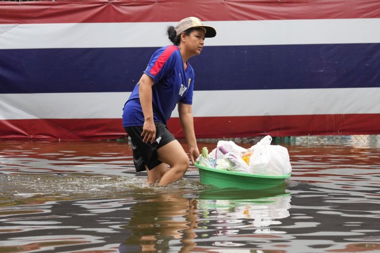 Rain eases in Bangkok but persistent flooding forces thousands to leave home | iNFOnews.ca
