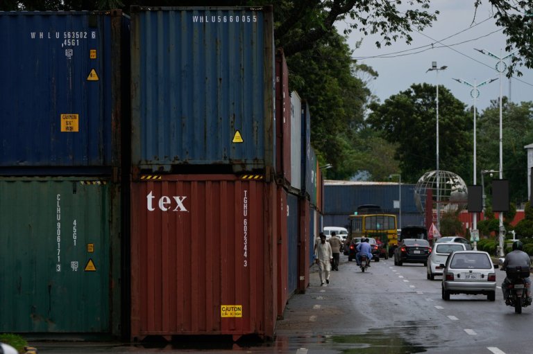 In Islamabad, shipping containers on the streets signal a protest is imminent | iNFOnews.ca