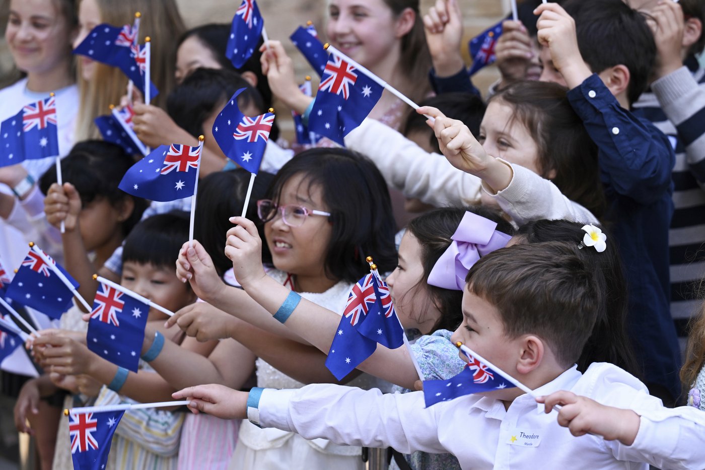 Children greet King Charles III and Queen Camilla outside a Sydney church | iNFOnews.ca Children greet King Charles III and Queen Camilla outside a Sydney church | iNFOnews.ca
