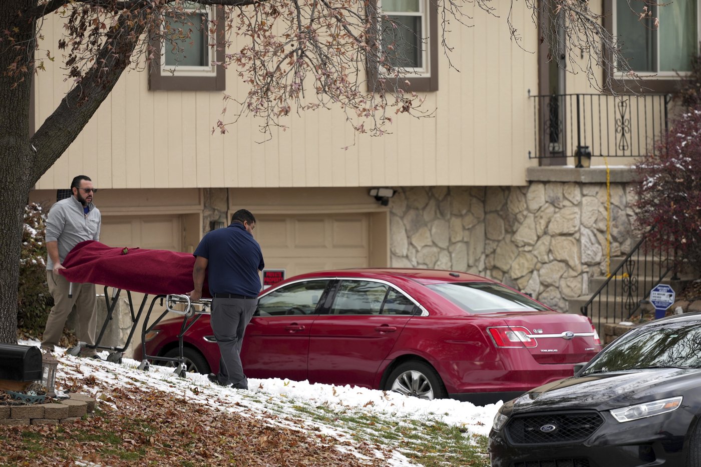 An ex-detective accused of abusing women died in an apparent suicide as his trial was starting | iNFOnews.ca