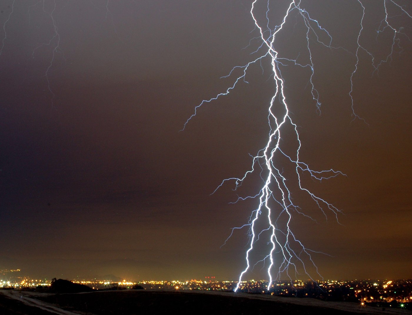 Environment Canada warns of gusts, hail amid thunderstorm strikes in Metro Vancouver | iNFOnews.ca Environment Canada warns of gusts, hail amid thunderstorm strikes in Metro Vancouver | iNFOnews.ca