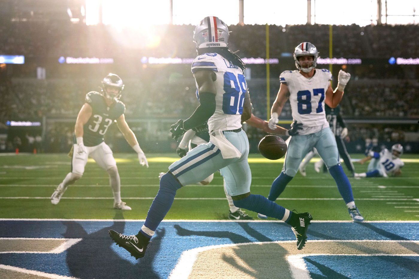 CeeDee Lamb throws shade after losing the ball in the sun as Jerry Jones bristles over curtains | iNFOnews.ca CeeDee Lamb throws shade after losing the ball in the sun as Jerry Jones bristles over curtains | iNFOnews.ca