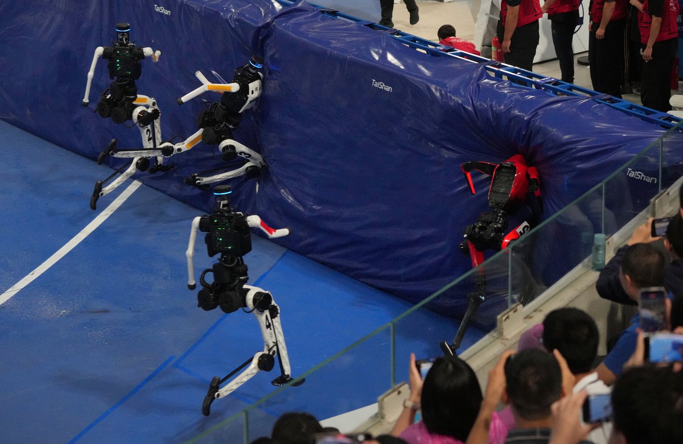 Humanoid robots sprint, play soccer and set records at Beijing games, in photos | iNFOnews.ca
