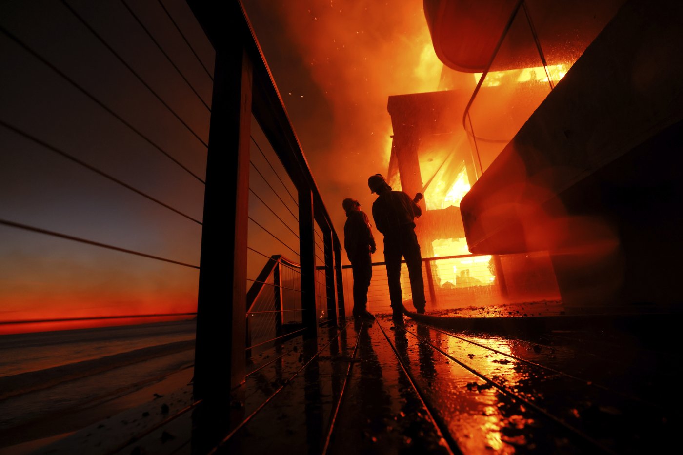 Hollywood Hills fire breaks out as deadly wildfires burn out of control across Los Angeles area | iNFOnews.ca