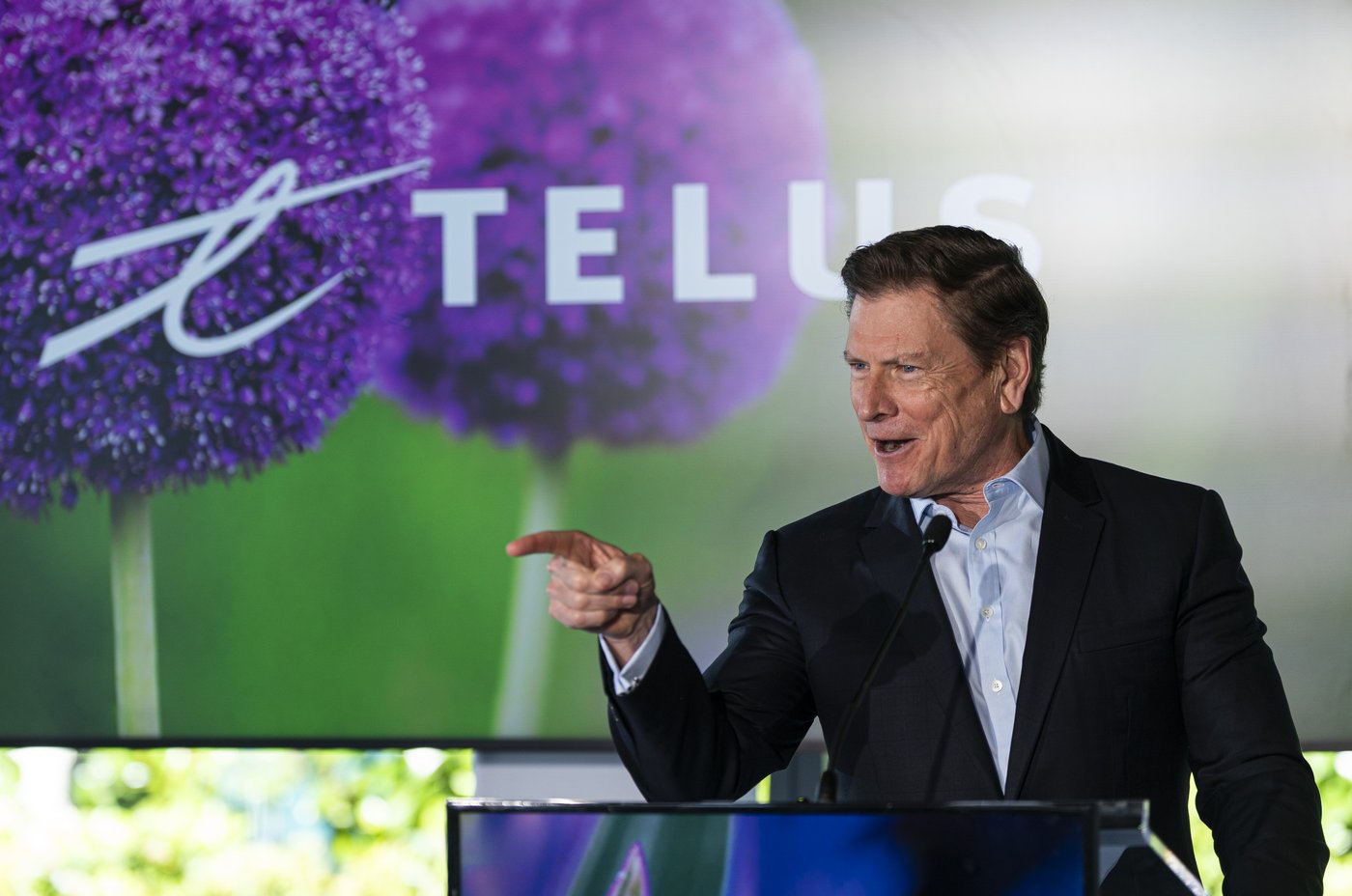 Victor Dodig succeeds Darren Entwistle as Telus CEO after 25-plus years at helm | iNFOnews.ca Victor Dodig succeeds Darren Entwistle as Telus CEO after 25-plus years at helm | iNFOnews.ca