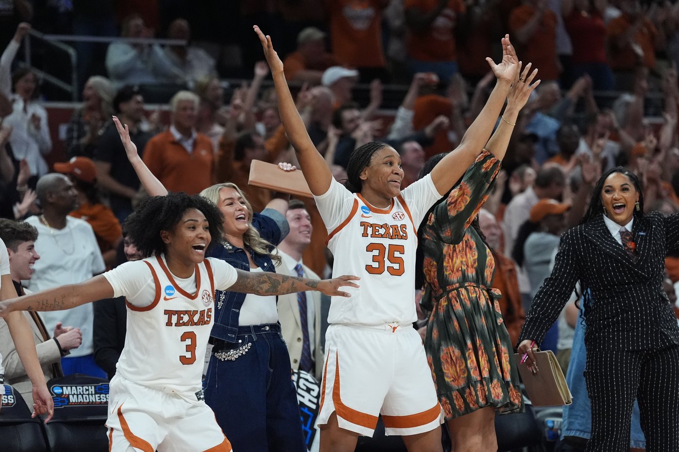 Booker's March Madness moment is career high 40 as No. 1 Texas rolls over Oregon 100-58 to Sweet 16 | iNFOnews.ca Booker's March Madness moment is career high 40 as No. 1 Texas rolls over Oregon 100-58 to Sweet 16 | iNFOnews.ca