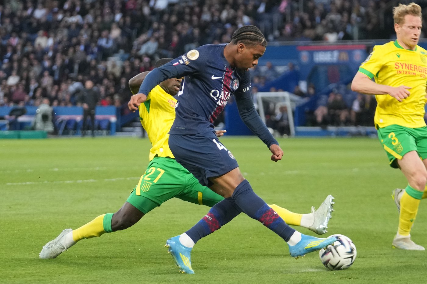 PSG leads Lens by just 4 points as race for French league title heats up | iNFOnews.ca PSG leads Lens by just 4 points as race for French league title heats up | iNFOnews.ca
