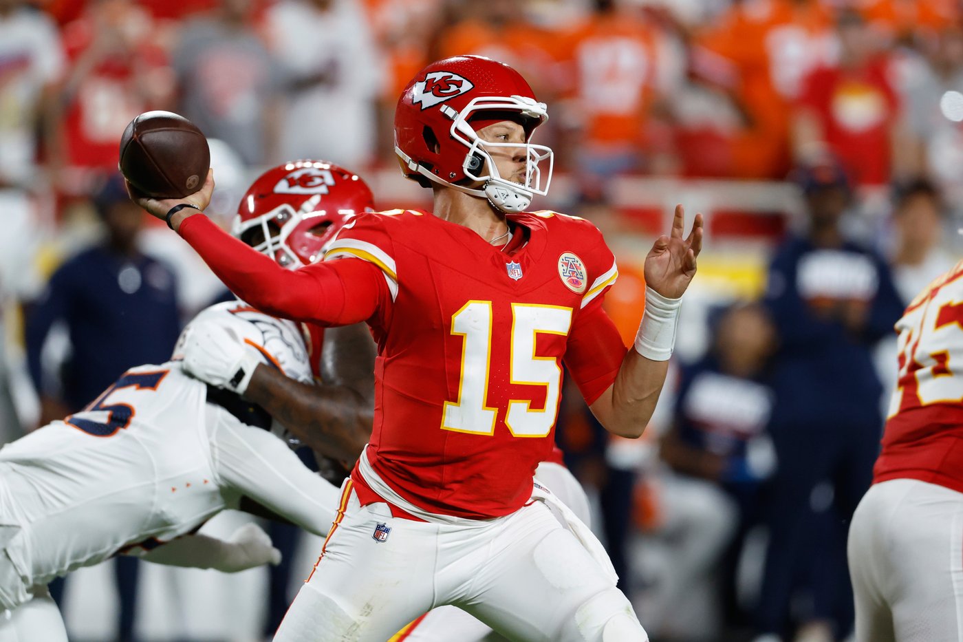 Patrick Mahomes shines on his surgically repaired knee in Chiefs' season-opening rout of Broncos | iNFOnews.ca Patrick Mahomes shines on his surgically repaired knee in Chiefs' season-opening rout of Broncos | iNFOnews.ca