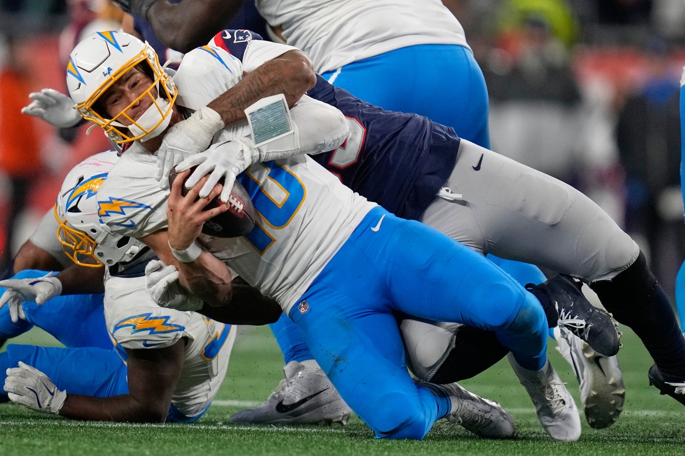 Maye throws late TD pass and Patriots' defense roughs up Herbert, Chargers in 16-3 playoff win | iNFOnews.ca Maye throws late TD pass and Patriots' defense roughs up Herbert, Chargers in 16-3 playoff win | iNFOnews.ca