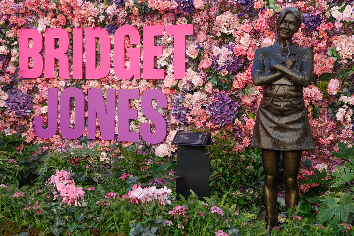 New statue of Bridget Jones joins other film icons in London's Leicester Square | iNFOnews.ca