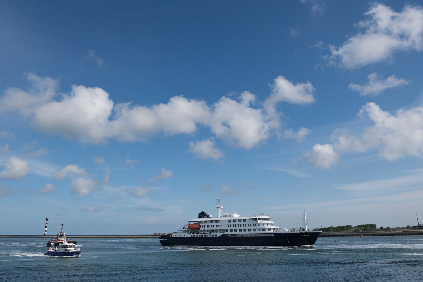Hantavirus-stricken cruise ship docks in the Netherlands | iNFOnews.ca