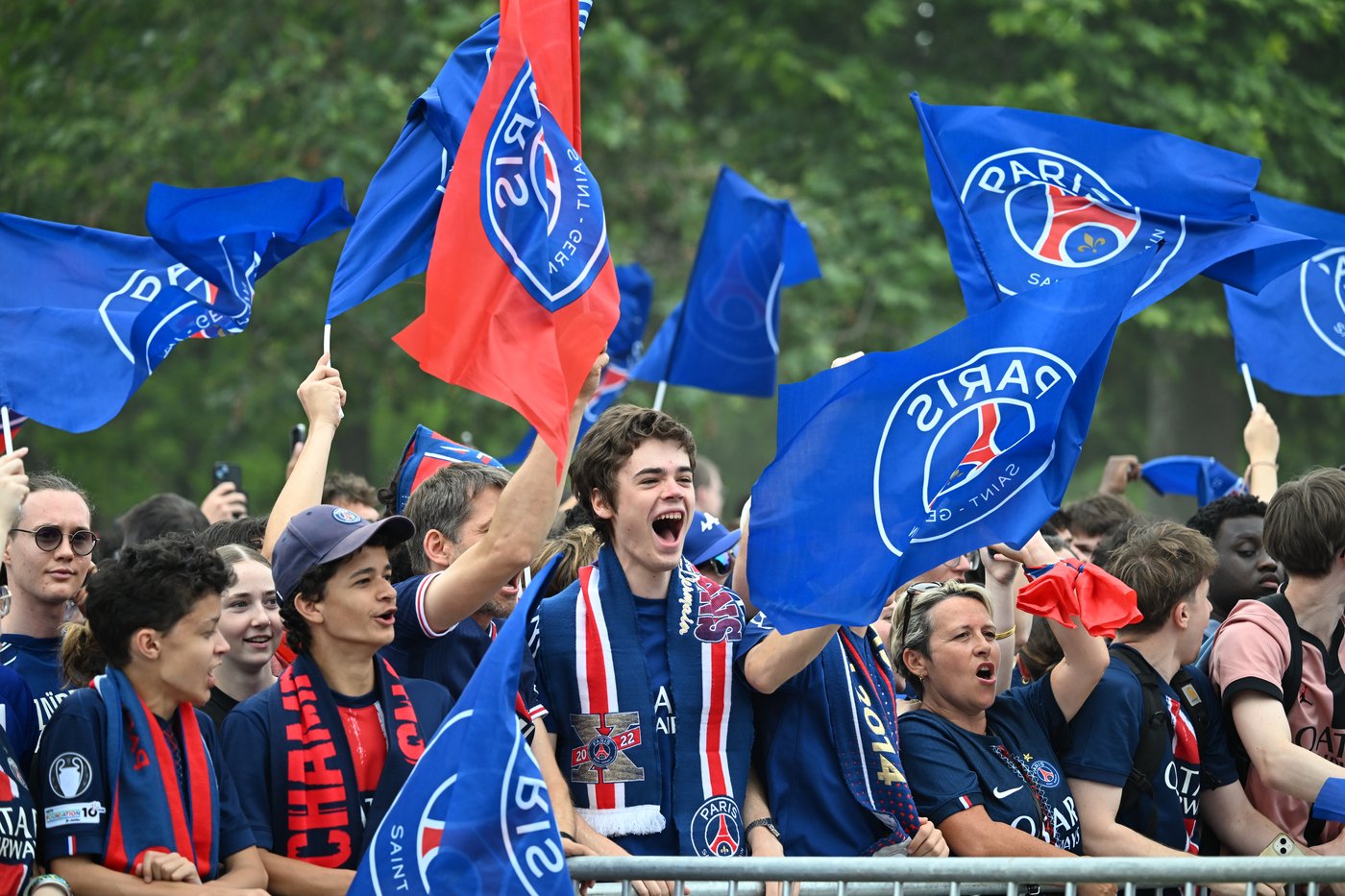 French capital hosts Paris Saint-Germain parade after clashes marred Champions League win | iNFOnews.ca