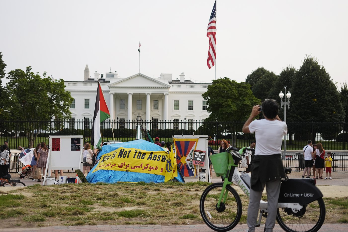 A decades-long peace vigil outside the White House is dismantled after Trump's order | iNFOnews.ca