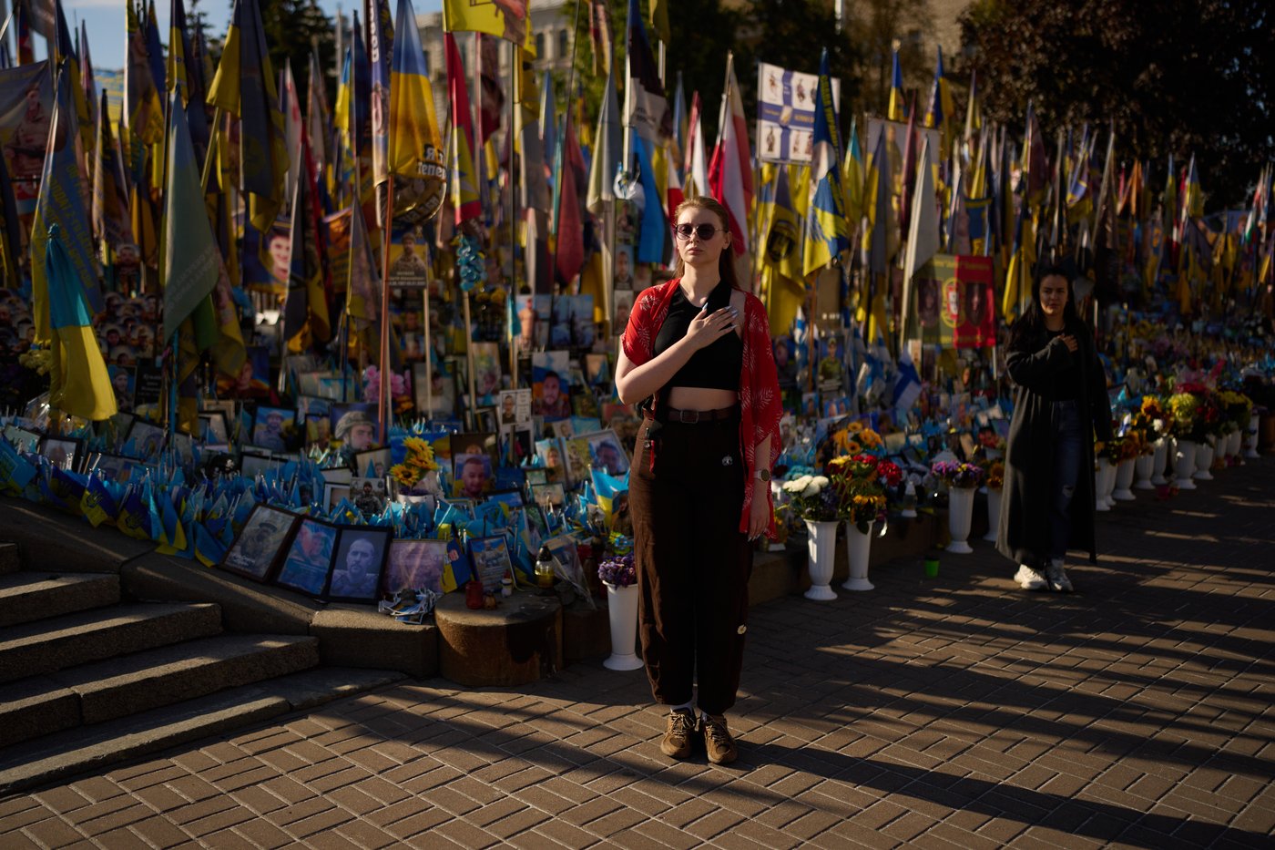 Photos show Kyiv pausing for Ukraine’s daily minute of silence | iNFOnews.ca