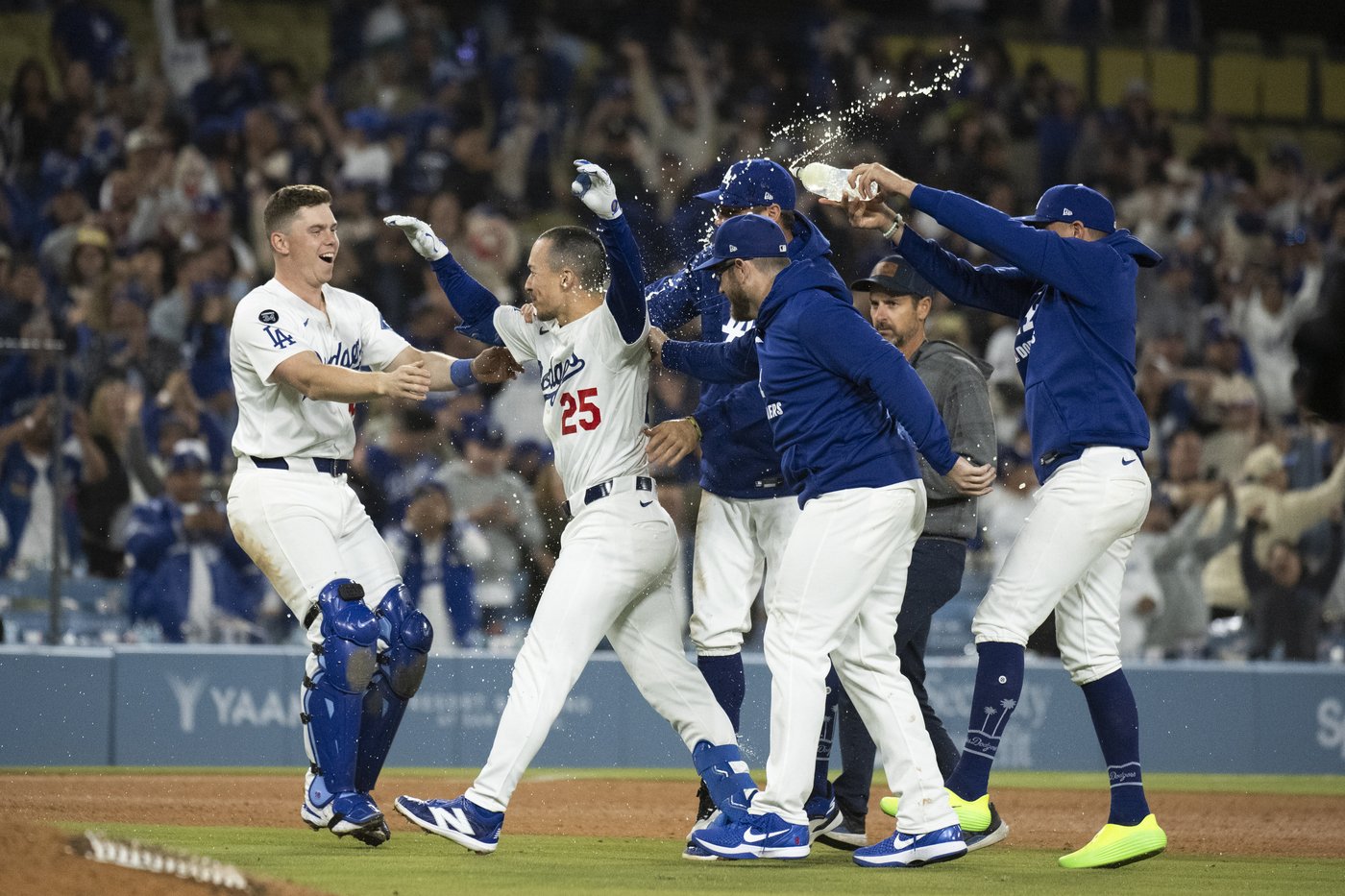 Edman delivers in 10th as Dodgers weather Myers' pinch-hit slam for 7-6 win over Marlins | iNFOnews.ca Edman delivers in 10th as Dodgers weather Myers' pinch-hit slam for 7-6 win over Marlins | iNFOnews.ca