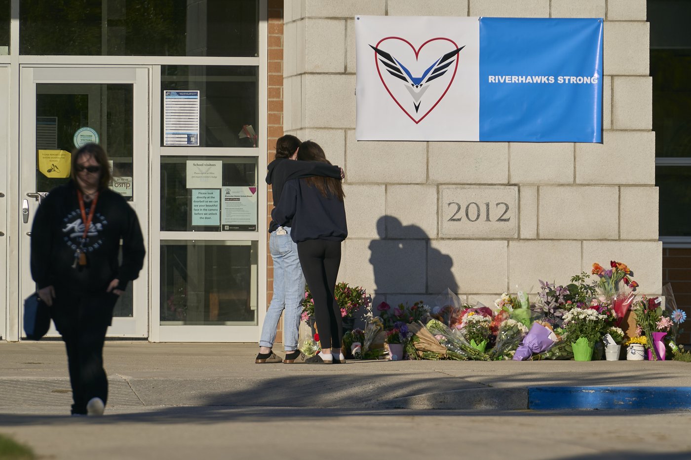 Hundreds mourn outside school for students and coach killed in Ontario crash | iNFOnews.ca