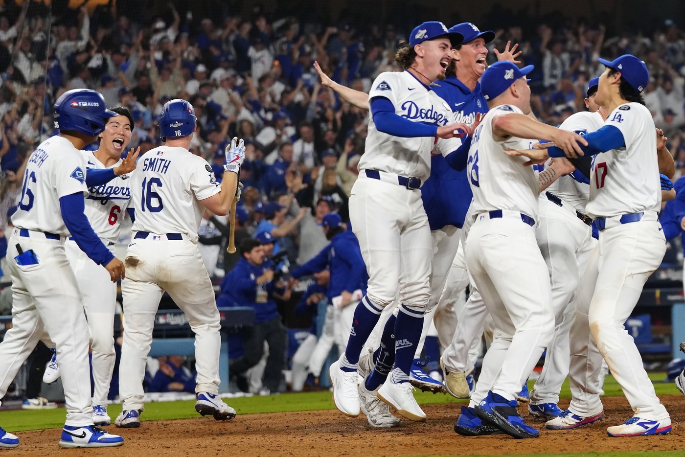 Photo Gallery: Dodgers outlast Jays 6-5 in 18-inning marathon World Series Game 3 | iNFOnews.ca