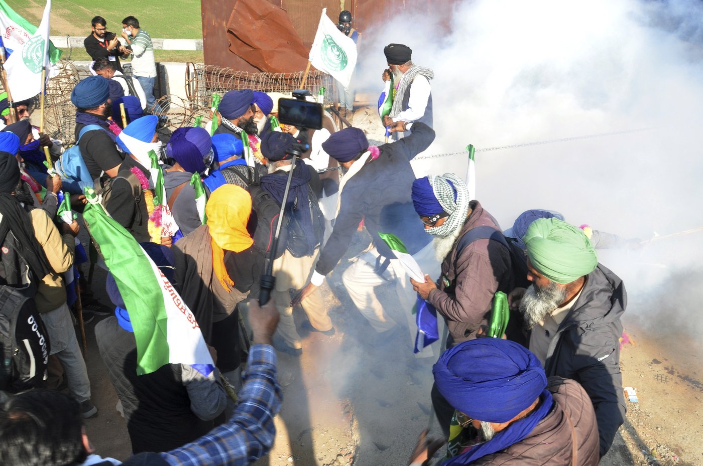 Police in India clash with farmers during protest march over minimum price demand for crops | iNFOnews.ca