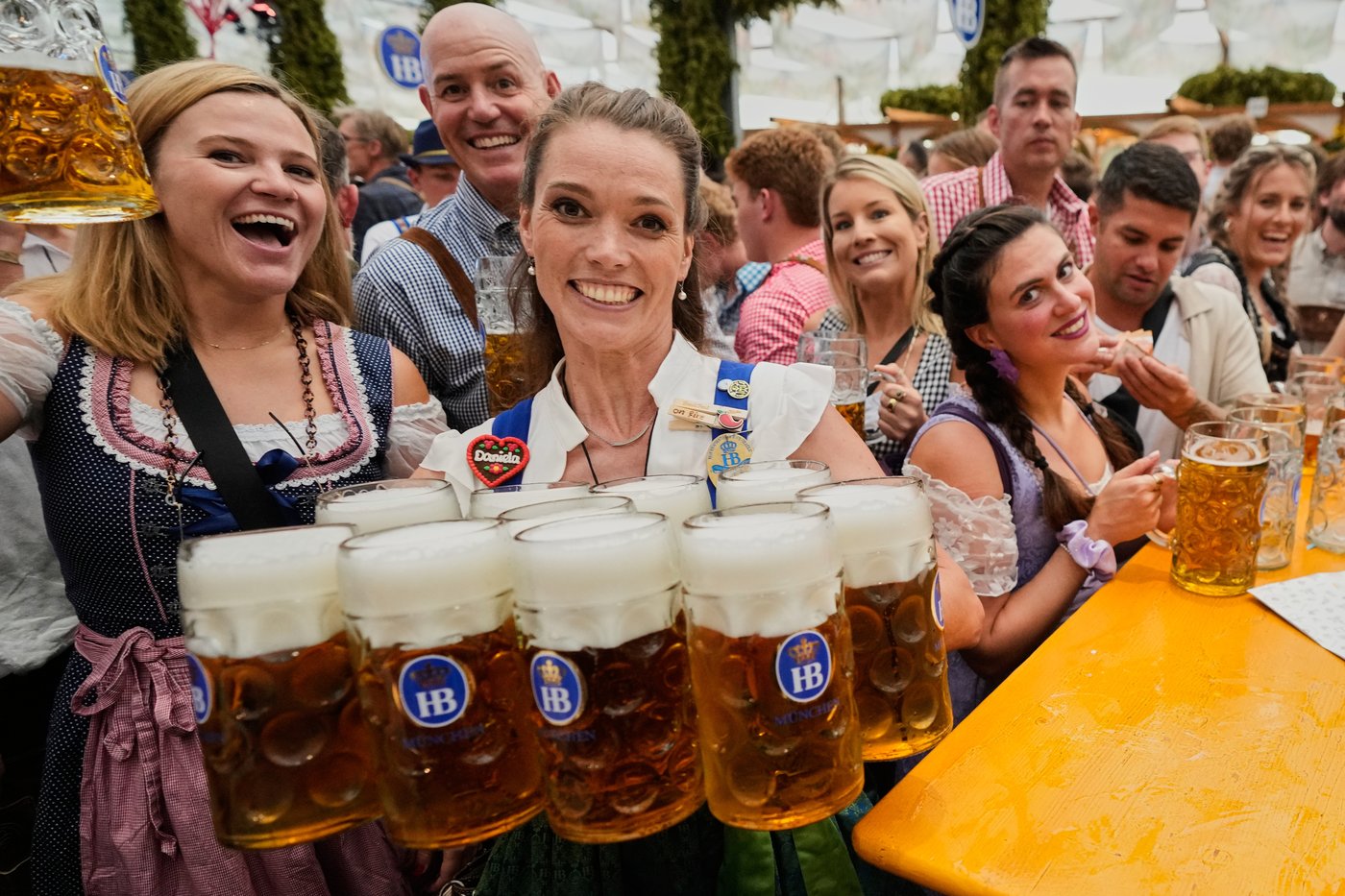 Munich’s Oktoberfest roars to life as the mayor taps the first keg | iNFOnews.ca Munich’s Oktoberfest roars to life as the mayor taps the first keg | iNFOnews.ca