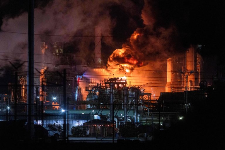 Massive fire erupts at Chevron refinery near Los Angeles | iNFOnews.ca