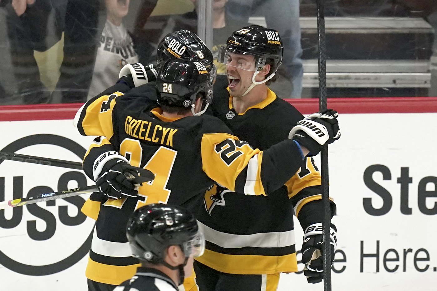 Crosby breaks Lemieux's Penguins career assists record in 3-2 victory over the Islanders | iNFOnews.ca