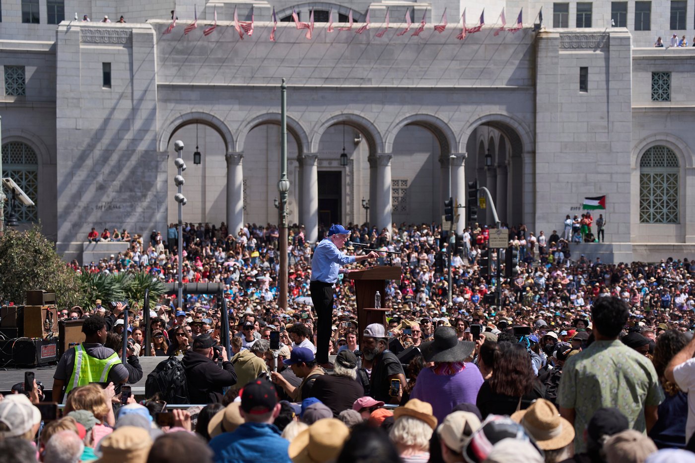 PHOTO COLLECTION: AOC Bernie Sanders | iNFOnews.ca