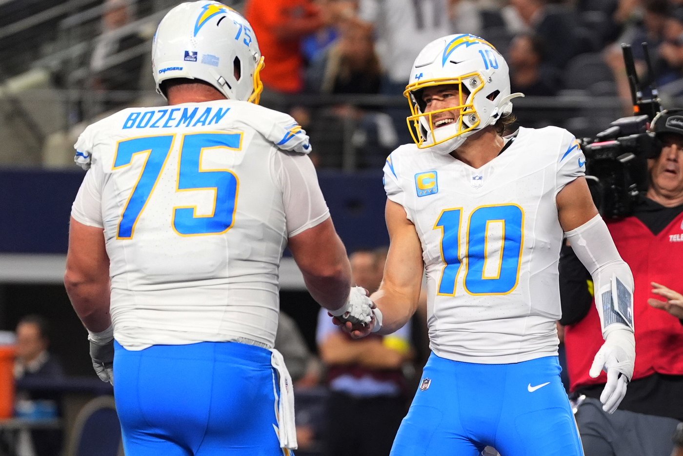 Justin Herbert keeps Chargers rolling toward playoffs with 34-17 win over Cowboys | iNFOnews.ca
