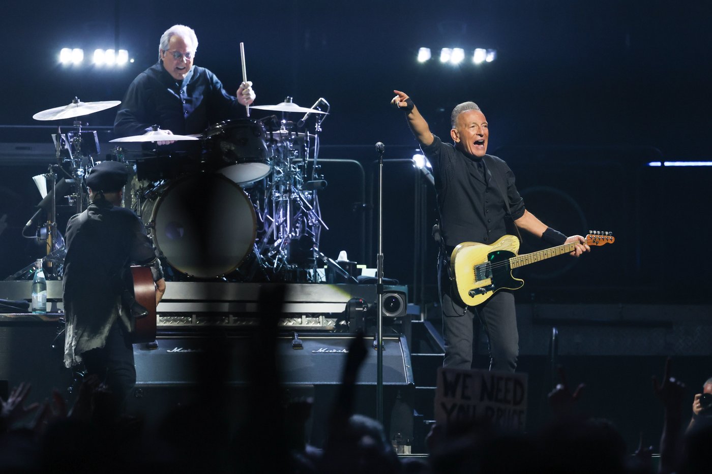 Bruce Springsteen brings 'Streets of Minneapolis' home as he launches US tour with 'War' | iNFOnews.ca Bruce Springsteen brings 'Streets of Minneapolis' home as he launches US tour with 'War' | iNFOnews.ca