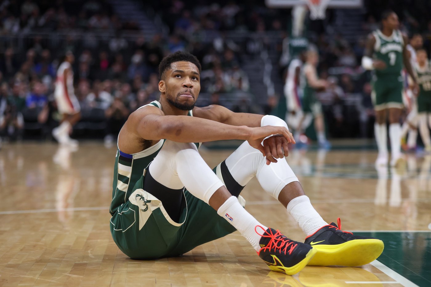 Antetokounmpo undergoes MRI after leaving Bucks' game with Pistons due to right calf strain | iNFOnews.ca