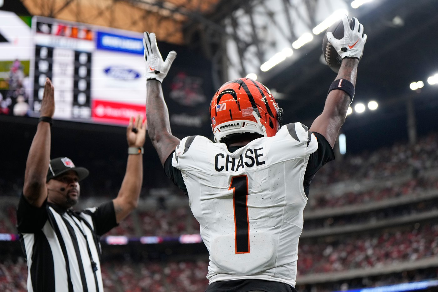 Ja'Marr Chase scores 2 TDs on passes from Joe Burrow to lead the Bengals past the Texans 20-6 | iNFOnews.ca Ja'Marr Chase scores 2 TDs on passes from Joe Burrow to lead the Bengals past the Texans 20-6 | iNFOnews.ca