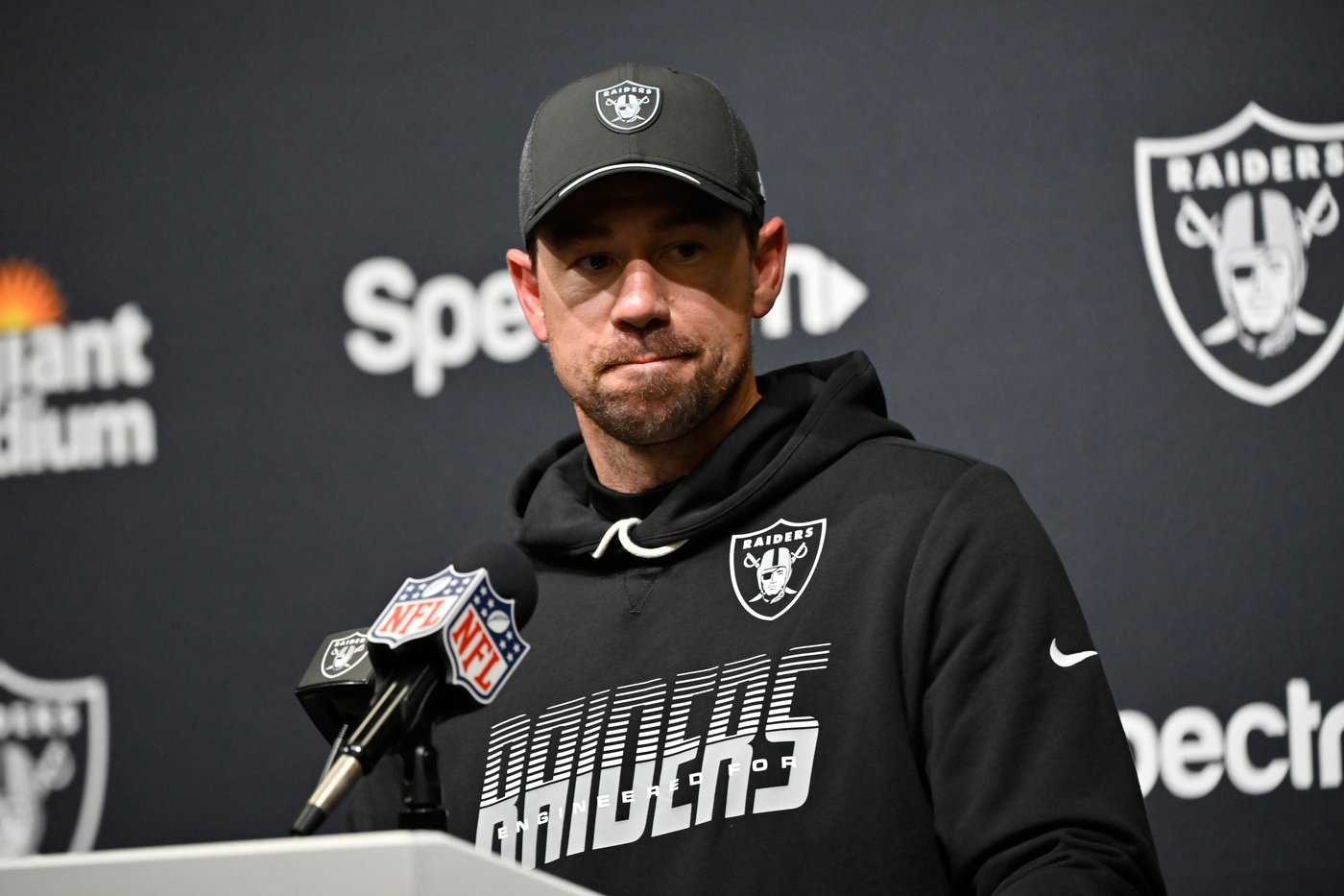 Raiders coach Klint Kubiak shuts down QB talk. Kirk Cousins remains the starter | iNFOnews.ca