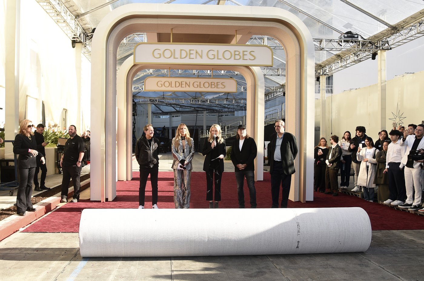 How to watch the Golden Globes and red carpet fashions before the show | iNFOnews.ca