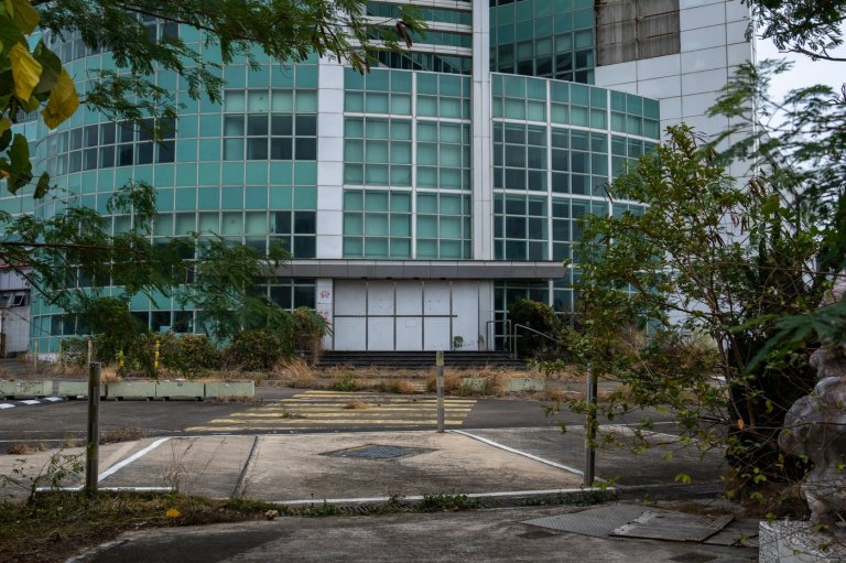 Hong Kong bookstore staff reportedly arrested for selling Jimmy Lai's biography | iNFOnews.ca