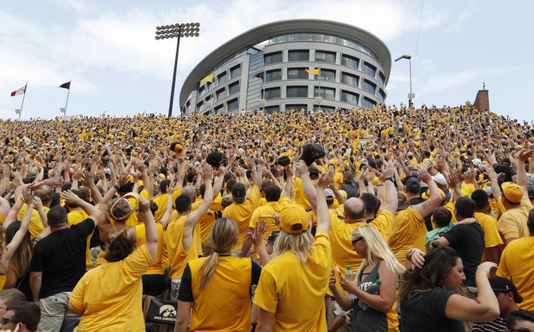 College football traditions: 'Hawkeye Wave' bonds everyone in stadium with kids in adjacent hospital | iNFOnews.ca