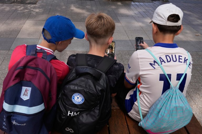 French lawmakers adopt a sweeping social media ban for children under 15 | iNFOnews.ca