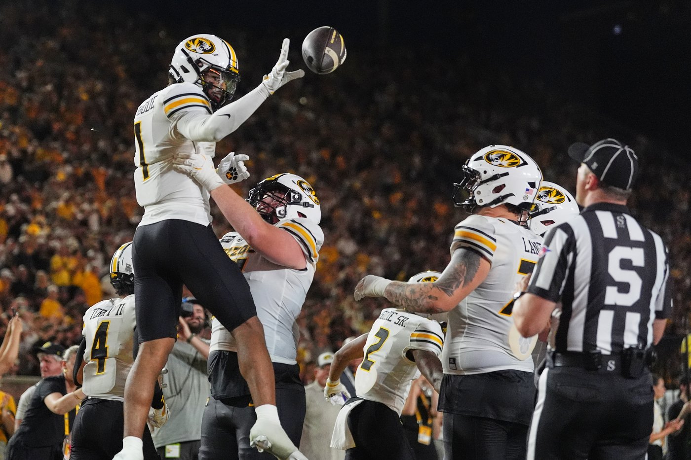 Simmons throws 4 TD passes in debut as No. 25 Missouri beats Arkansas-Pine Bluff 54-14 | iNFOnews.ca
