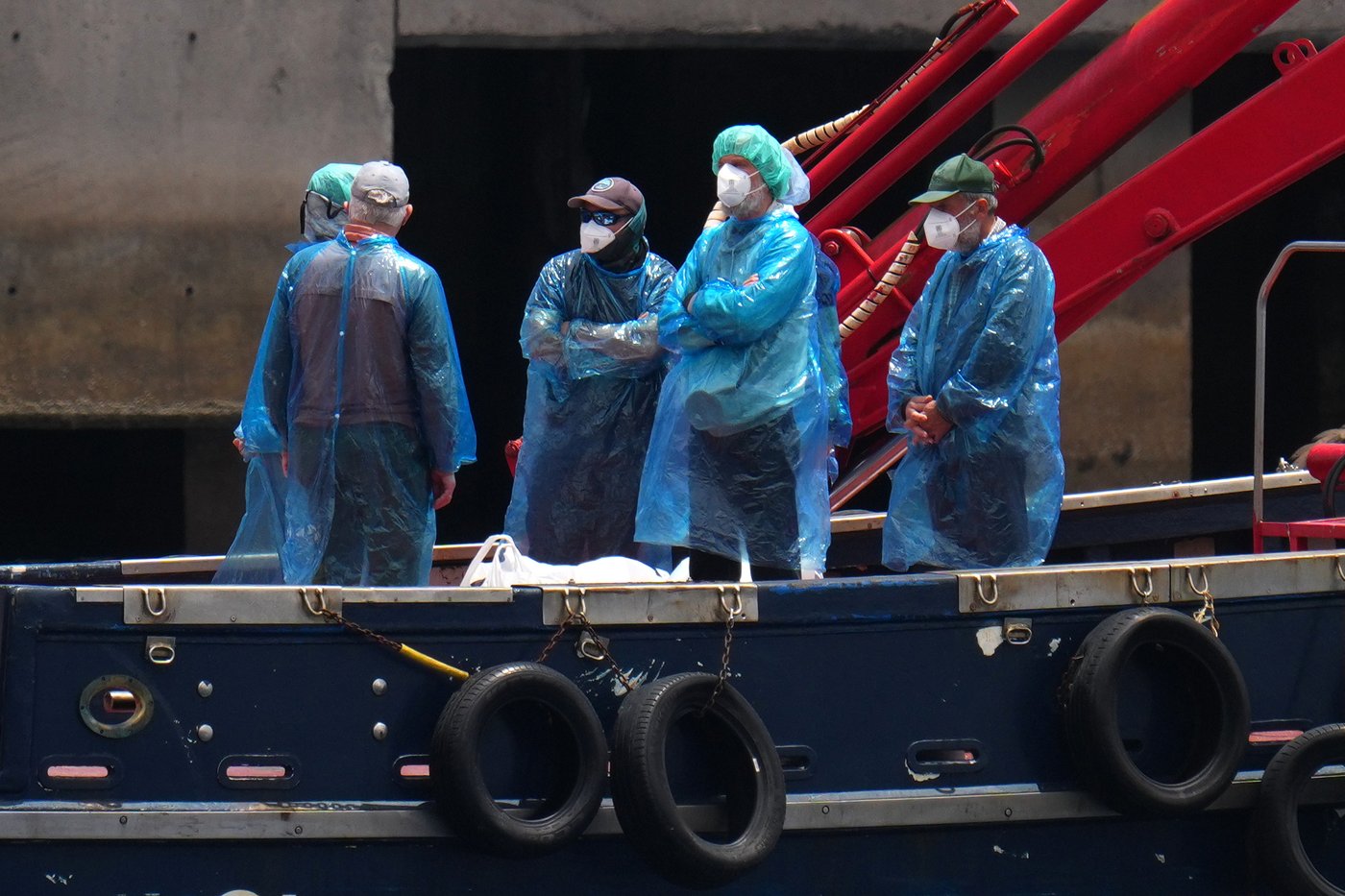 Passengers disembark from a hantavirus-stricken cruise ship, in photos | iNFOnews.ca